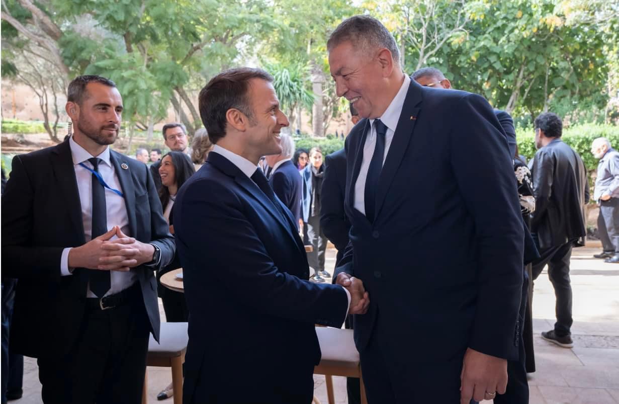 Échange institutionnel pendant une rencontre officielle