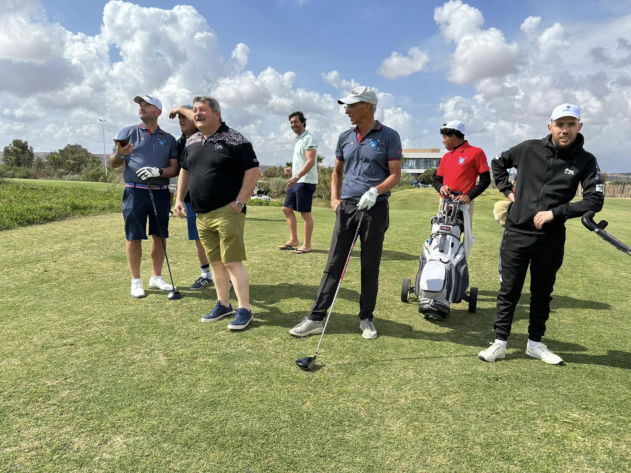Participants sur un parcours de golf pendant Oriental Legends